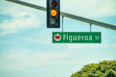 Bulutlu bir yaz sabahında Monterey 'de yol işaretleri.