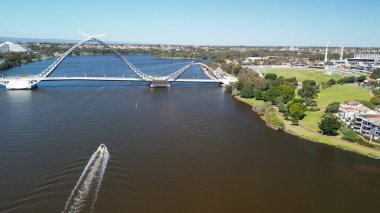 Perth, Avustralya 'daki Matagarup Köprüsü ve Kuğu Nehri' nin havadan görünüşü