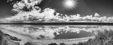 Pembe Göl 'ün renkleri ve yansımaları, Port Gregory. Batı Avustralya.