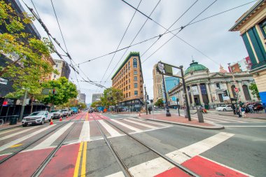 San Francisco, CA - 6 Ağustos 2017: Bulutlu bir günde şehir sokakları ve binaları.