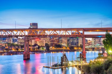 Portland, Oregon. İnanılmaz şehir gece silueti. Willamette Nehri üzerindeki köprü ve şehrin gece ışıkları.
