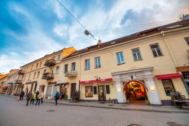 Vilnius, Litvanya - 9 Temmuz 2017: Vilnius şehir merkezindeki eski binalar yaz günbatımında.