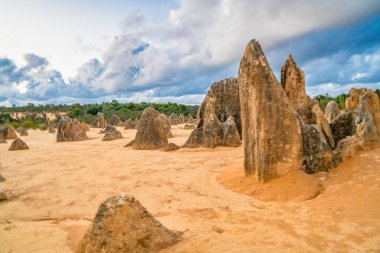 Güneş batarken Batı Avustralya 'daki Nambung Ulusal Parkı' ndaki Pinnacles Çölü 'nün ay manzarası..