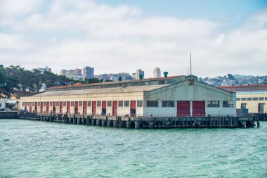 Bir yolcu gemisinden San Francisco silueti.