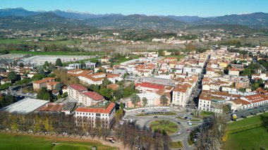 Lucca ortaçağ kasabasının havadan görünüşü, Toskana - İtalya.