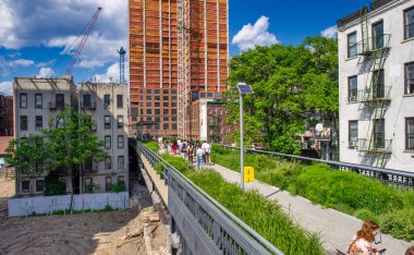 New York - Haziran 2013: High Line turistler için ünlü bir şehir merkezi..