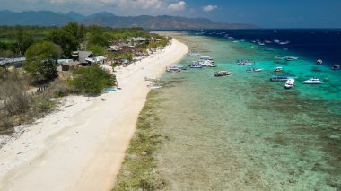 Güneşli bir günde, Endonezya 'nın Gili Meno kıyı şeridinin inanılmaz hava manzarası.