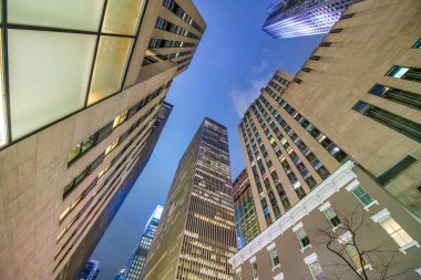 Manhattan şehir merkezinin gökdelenleri geceleri gökyüzüne bakıyor..