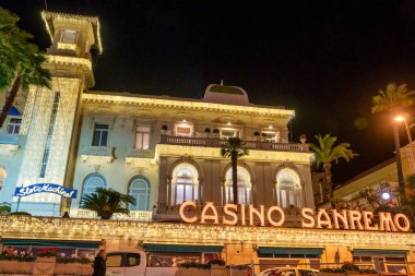 Sanremo, İtalya - 30 Aralık 2023: Geceleyin ünlü Kumarhanenin dış görünüşü.