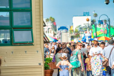 Santa Monica, CA - 1 Ağustos 2017 Güneşli bir günde Güzel Santa Monica İskelesi.