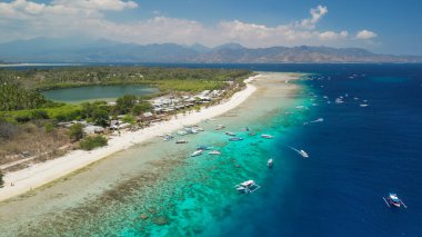 Güneşli bir günde, Endonezya 'nın Gili Meno kıyı şeridinin inanılmaz hava manzarası.