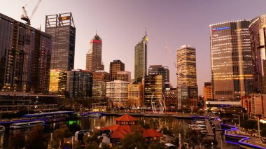 Günbatımında Elisabeth rıhtımından Perth 'in gökyüzü manzarası, Batı Avustralya