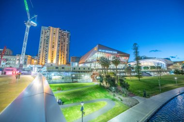 Adelaide, Avustralya - 15 Eylül 2018: Adelaide Kongre Merkezi ve Yaşlı Parkı.