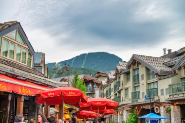 Whistler, Kanada - 12 Ağustos 2017: Günbatımında Whistler sokakları.