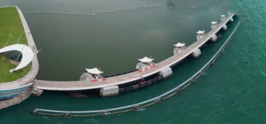 Marina Barrage, Singapur: Hava manzarası ve kıyı şeridi bulutlu bir öğleden sonra.