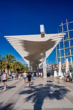 Malaga, İspanya - 14 Nisan 2023: Turistler Paseo del Parque boyunca yürüyor.