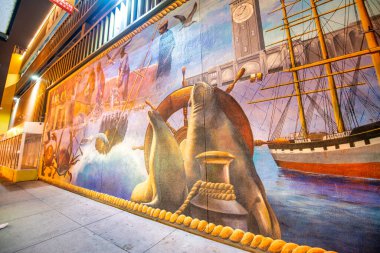 San Francisco, CA - 6 Ağustos 2017: Geceleri Balıkçı İskelesi boyunca şehir sokakları ve binalar.