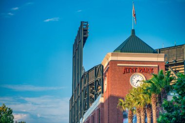 San Francisco, ABD - 4 Ağustos 2017: Yaz mevsiminde şehir sokakları ve binalar.