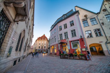 Tallinn, Estonya - 14 Temmuz 2017: Tallinn 'in bir yaz günü sokakları ve ortaçağ binaları.