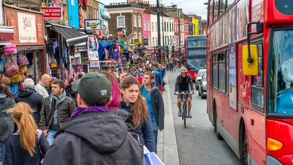 Londra - Eylül 2012: Camden Market ünlü bir turistik merkezdir.