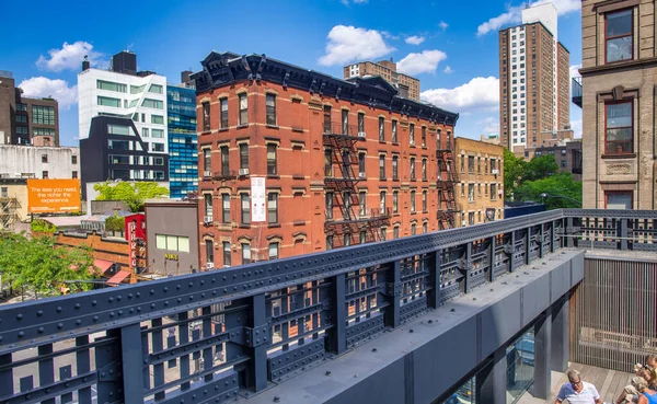 New York - Haziran 2013: High Line turistler için ünlü bir şehir merkezi..