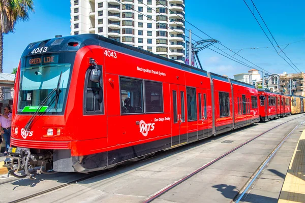 San Diego - 30 Temmuz 2017: Güneşli bir günde San Diego şehir merkezindeki modern gökdelenler.