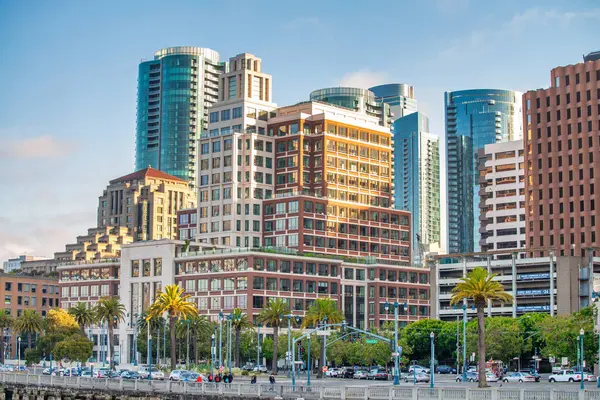 San Francisco, CA - 6 Ağustos 2017: Güneşli bir günde şehrin sokakları ve binaları.