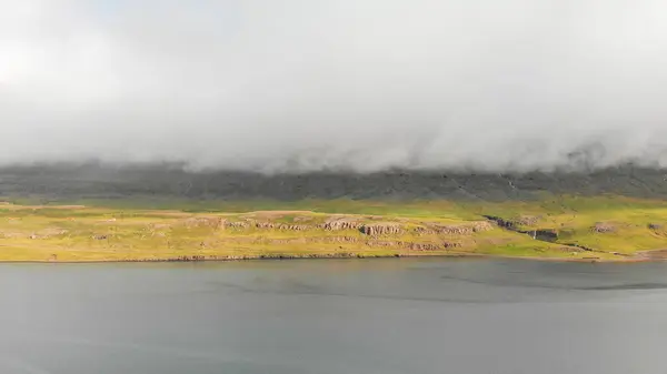 アイスランド北東部フィヨルドの小さな町 シーディスフィヨルドの空中ビュー — ストック写真
