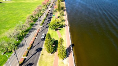 Şehir nehri boyunca gezinti, güneşli bir günde hava manzarası.