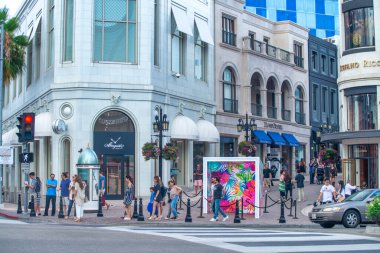 Los Angeles, CA - 1 Ağustos 2017: Beverly Hills sokakları ünlü bir turistik merkezdir.