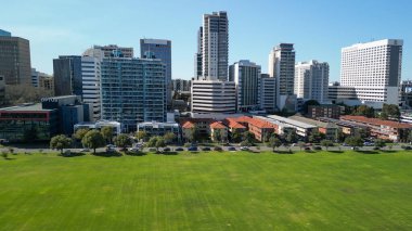 Perth Skyline, Batı Avustralya. Şehrin güzel hava manzarası nehir boyunca yükseliyor..