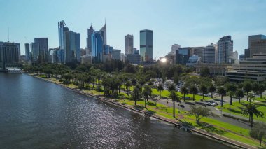 Perth Skyline, Batı Avustralya. Şehrin güzel hava manzarası nehir boyunca yükseliyor..