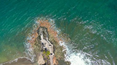 Lombok, Endonezya 'daki Batu Bolong Tapınağı' nın hava görüntüsü.