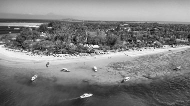 Güneşli bir günde, Endonezya 'nın Gili Hava Sahil Hattı' nın inanılmaz hava manzarası.