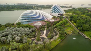 Bulutlu bir günde Marina Körfezi bölgesinin Singapur hava görüntüsü.
