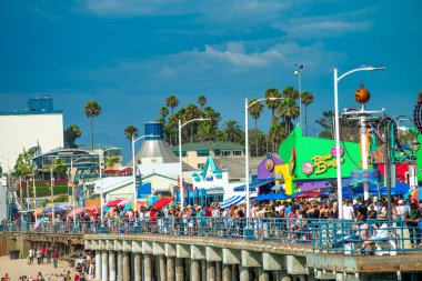 Santa Monica, CA - 1 Ağustos 2017 Güneşli bir günde güzel Santa Monica kıyısı.