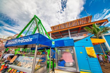 Santa Monica, CA - 1 Ağustos 2017 Güneşli bir günde Güzel Santa Monica İskelesi.