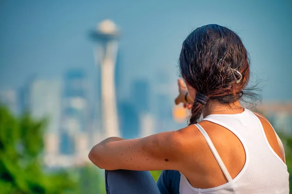 Kobieta Zahipnotyzowana Przez Panoramę Seattle — Zdjęcie stockowe