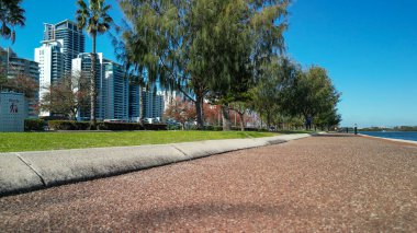 Şehir nehri boyunca gezinti, güneşli bir günde hava manzarası.