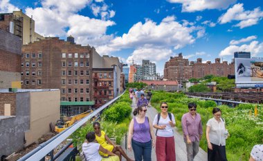 New York - Haziran 2013: High Line turistler için ünlü bir şehir merkezi..