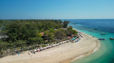 Güneşli bir günde, Endonezya 'nın Gili Hava Sahil Hattı' nın inanılmaz hava manzarası.