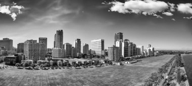 Perth Skyline, Batı Avustralya. Şehrin güzel hava manzarası nehir boyunca yükseliyor..