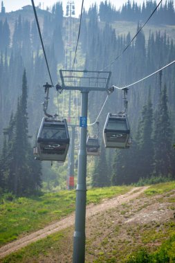 Whistler, Kanada - 12 Ağustos 2017: Peak to Peak Gondola Kablo Arabası.