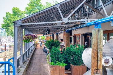 Vancouver, Kanada - 10 Ağustos 2017: Güneşli bir yaz gününde Granville Adası manzarası