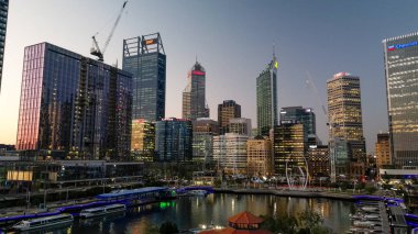 Günbatımında Elisabeth rıhtımından Perth 'in gökyüzü manzarası, Batı Avustralya