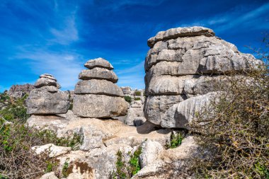 Endülüs 'teki Torcal de Antequera' nın Karst manzarası. Dikey kireçtaşı kaya duvarlarıyla çevrili Akdeniz bitkileriyle büyük bir vadi.