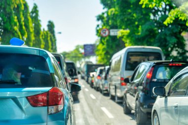 Endonezya 'nın Bali adasının güney kesiminde araba trafiği.