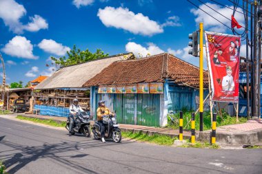 Bali, Endonezya - 29 Ağustos 2023: Adanın güney kesiminde motosiklet trafiği.