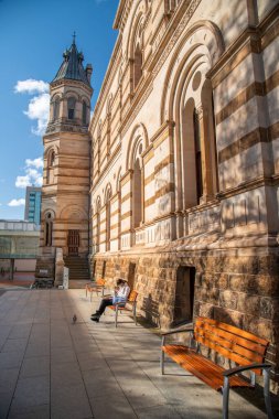 Adelaide, Avustralya - 15 Eylül 2018: Müzelerle dolu cadde boyunca turistler.
