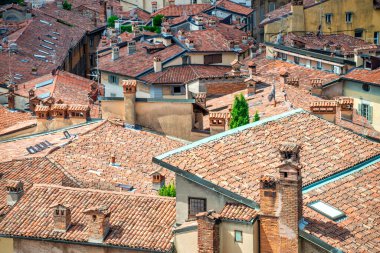 Bergamo Alta 'nın ortaçağ sokakları ve binaları güneşli bir yaz gününde, İtalya.